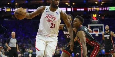 Embiid gana la carrera de anotaciones de la NBA, Harden se lleva el título de asistencia