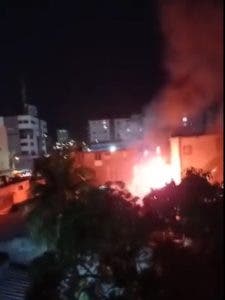 Incendio afecta tienda de aires acondicionados en la avenida 27 de Febrero