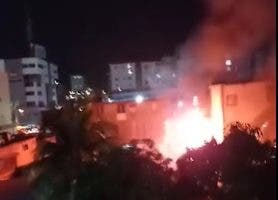 Incendio afecta tienda de aires acondicionados en la avenida 27 de Febrero