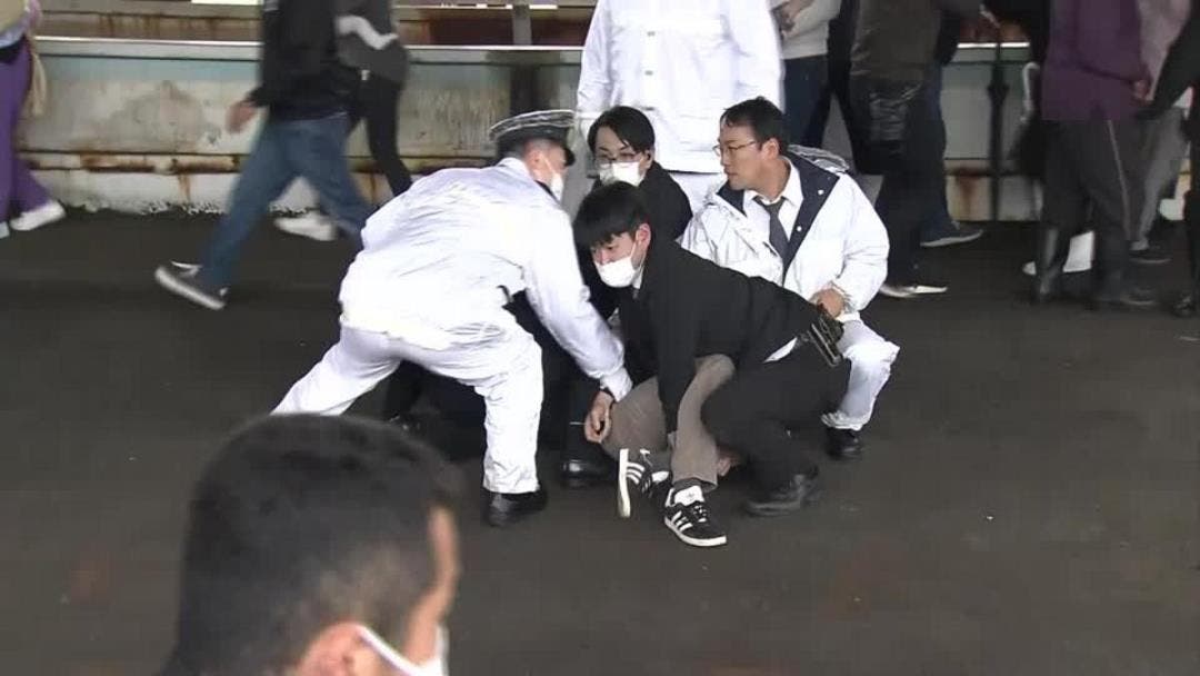 El primer ministro de Japón sale ileso de ataque con explosivos en un mitin