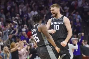 Kings vuelven a vencer a Warriors para tomar ventaja de 2-0 en la serie