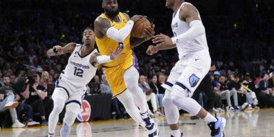 Los Lakers humillan a los Grizzlies y se ganan el derecho a soñar