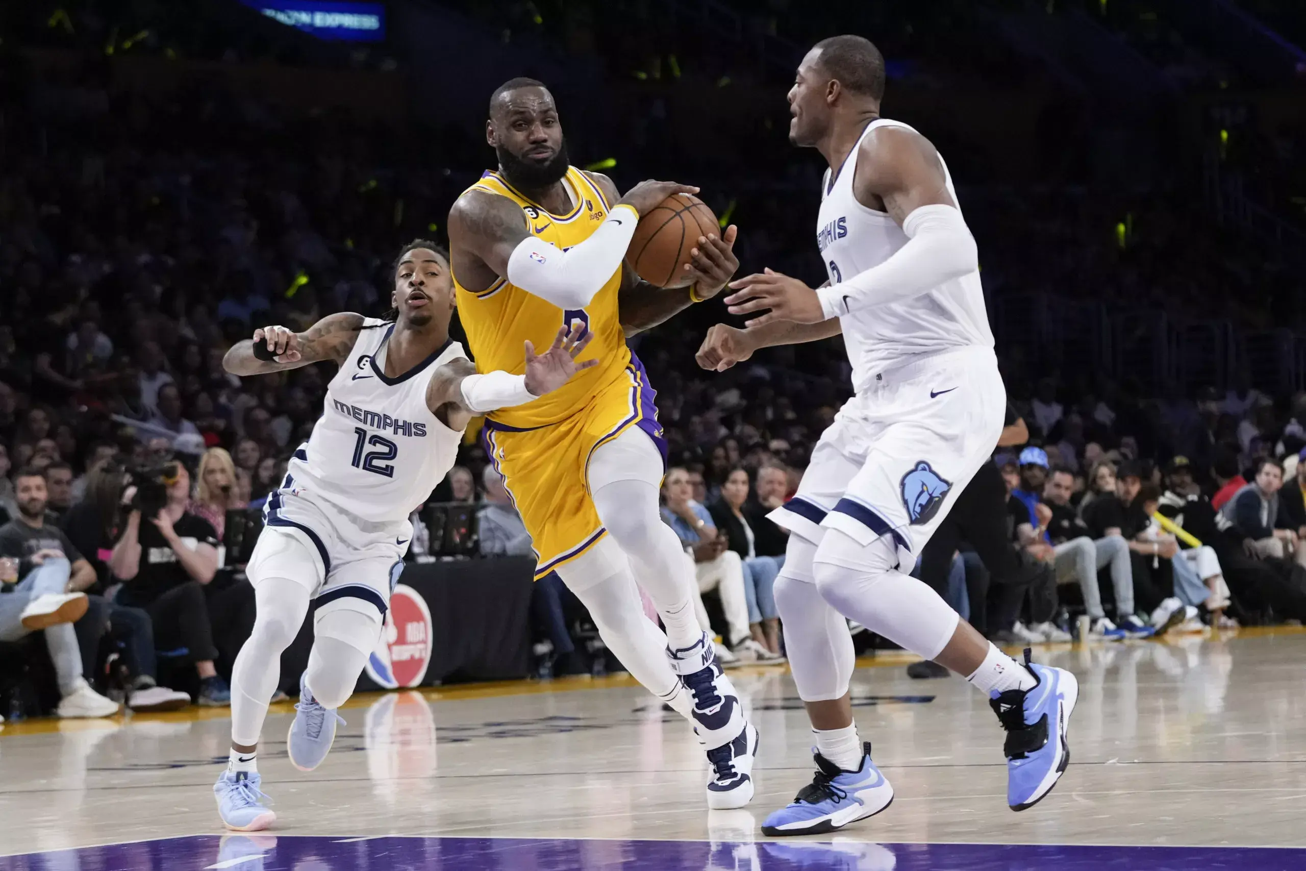 Los Lakers humillan a los Grizzlies y se ganan el derecho a soñar