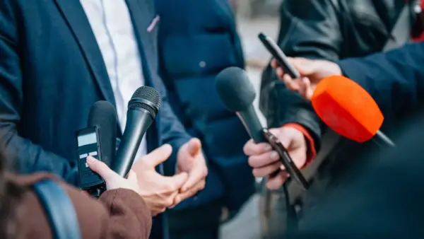 Empresas que venden dominios de internet: cómo funcionan y por qué pueden poner en riesgo la libertad de prensa