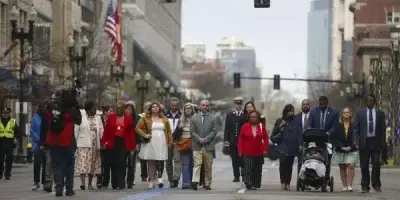 Los bostonianos recuerdan atentado mortal en maratón 10 años después