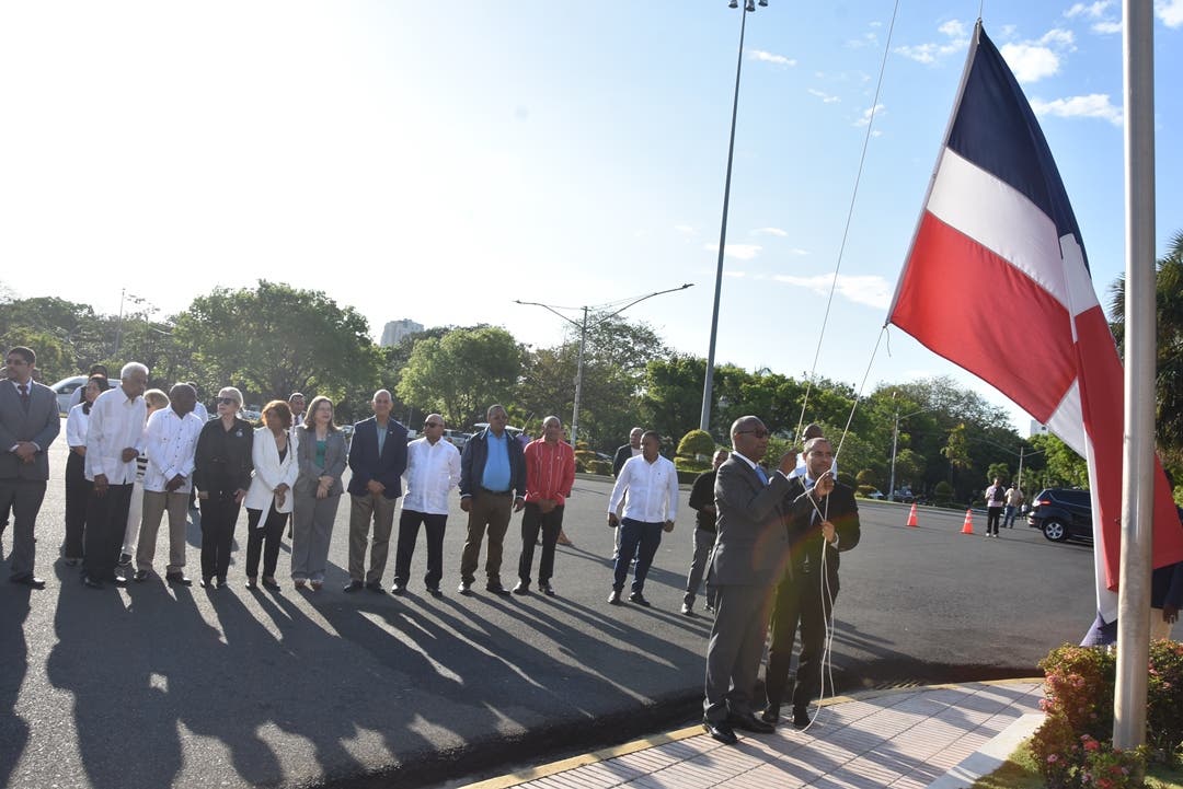 UASD coloca banderas a media asta por 58 aniversario de la intervención norteamericana