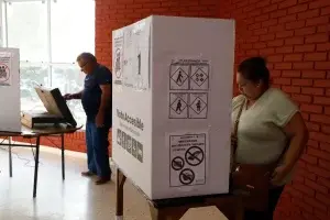 Los centros en Paraguay cierran sus puertas pero los electores siguen votando