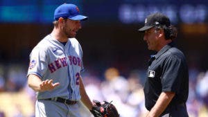 Max Scherzer es expulsado tras ser revisado por los umpires