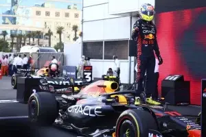 Pérez gana el sprint de F1 en Bakú, Verstappen se enfrenta a Russell