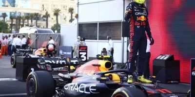 Pérez gana el sprint de F1 en Bakú, Verstappen se enfrenta a Russell