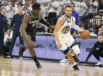 Curry anota 50 puntos en los playoffs mientras los Warriors derrotan a los Kings