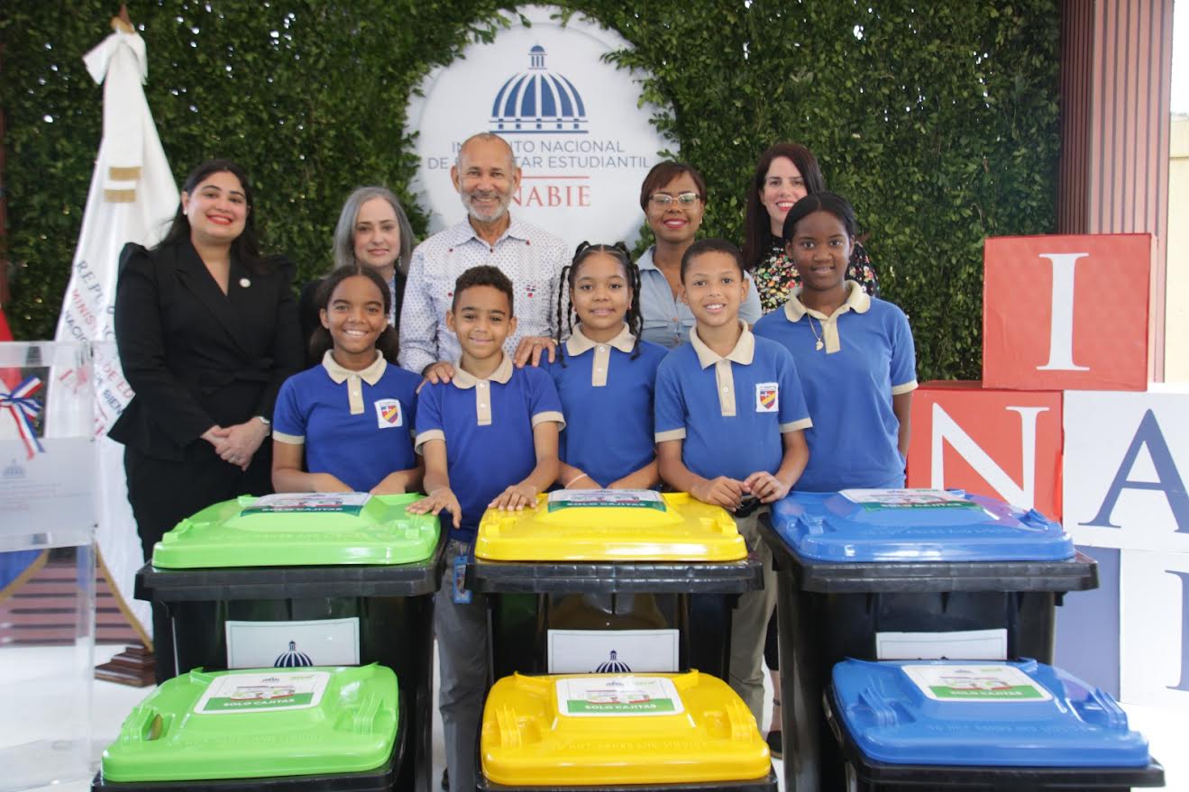 INABIE entrega 4,000 recipientes en escuelas para reclasificación de cajitas de leche y otros desechos