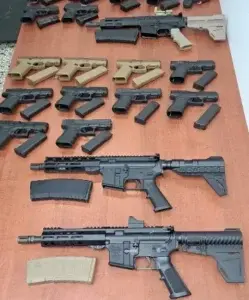 Policía apresa hombre y ocupa arsenal de armas