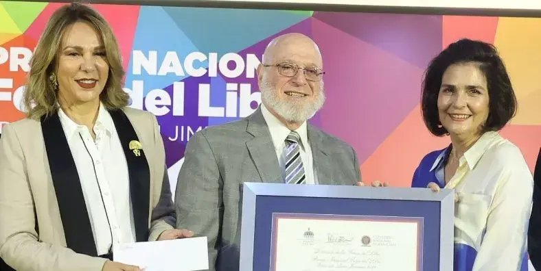 Pedro Vergés  gana el premio Feria del Libro