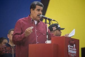 Maduro firma decreto de aumento en bonos para trabajadores y suma 10 dólares