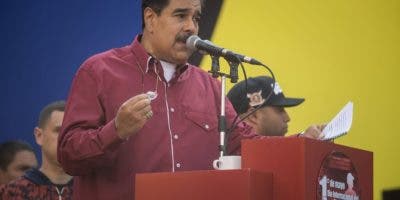 Maduro firma decreto de aumento en bonos para trabajadores y suma 10 dólares