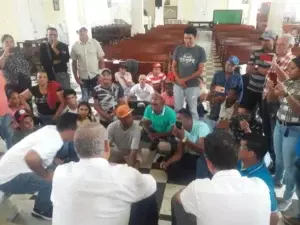 Grupo de personas mantienen iglesia de Ocoa ocupada; exigen arreglo de carretera