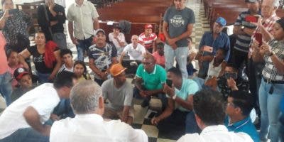 Grupo de personas mantienen iglesia de Ocoa ocupada; exigen arreglo de carretera