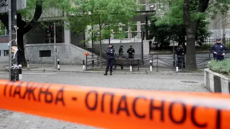 Detienen a un menor de 14 años por ataque en una escuela en Serbia en el que murieron al menos 8 alumnos