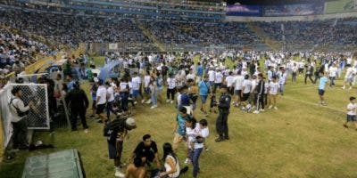 Estampida en El Salvador: al menos 12 personas mueren en una avalancha humana en un estadio en San Salvador