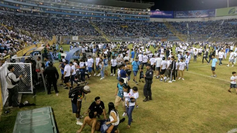 Estampida en El Salvador: al menos 12 personas mueren en una avalancha humana en un estadio en San Salvador