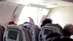 Arrestan a pasajero que abrió la puerta de un avión en pleno vuelo