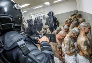 Los duros testimonios del encarcelamiento masivo decretado por Bukele en El Salvador