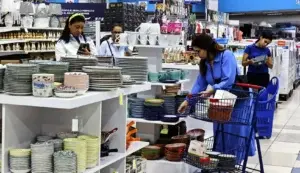 Previo al Día de las Madres, la gente se prepara para  departir en familia