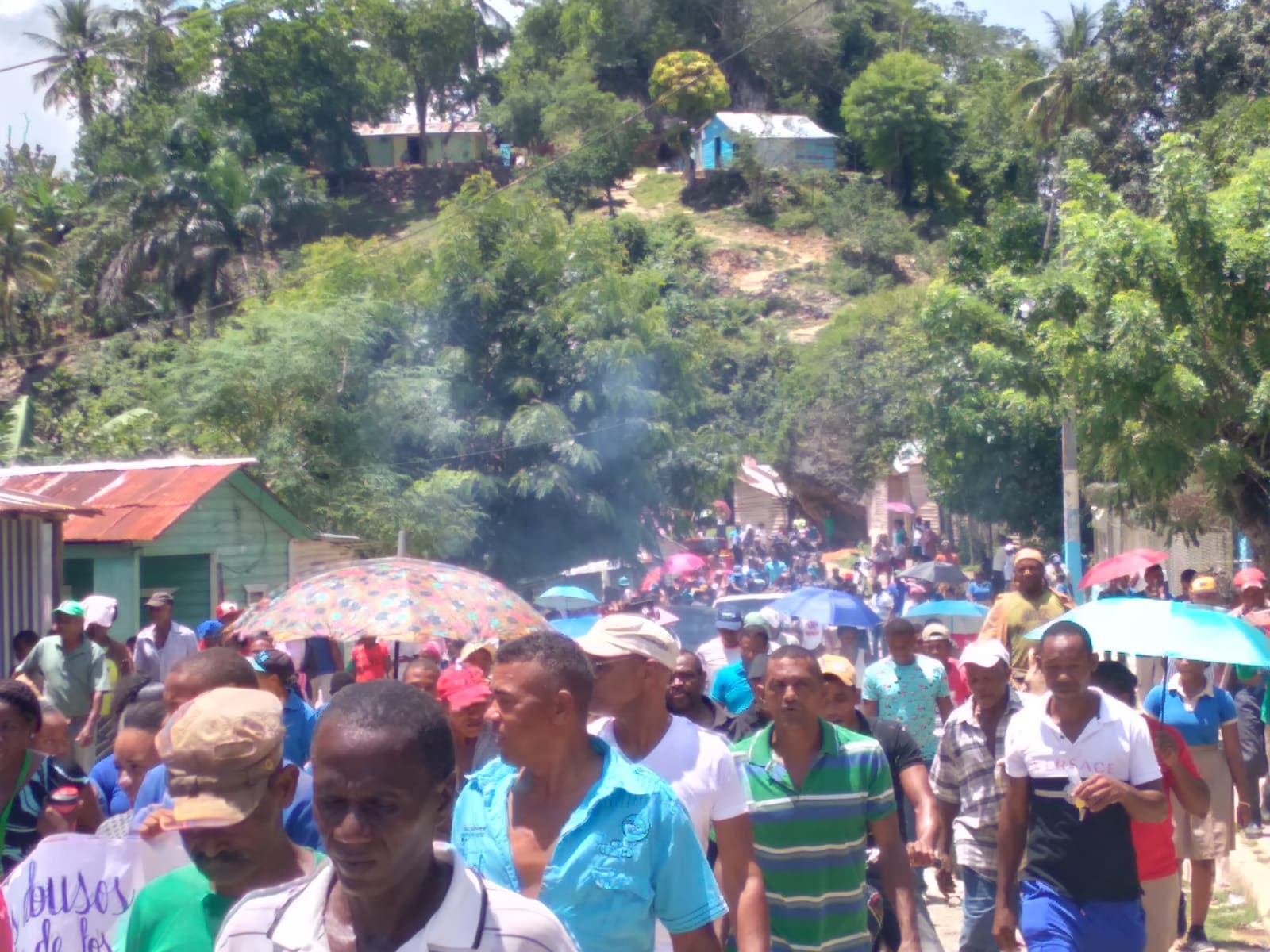 Comunitarios de Monte Plata marchan contra desalojo 
