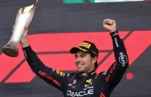 Checo Pérez triunfa en Gran Premio Azerbaiyán