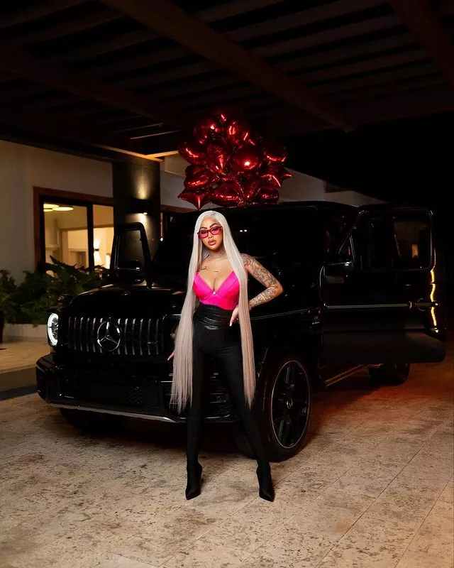 Yailin exhibe nueva Mercedes y Tekashi69 le comenta 