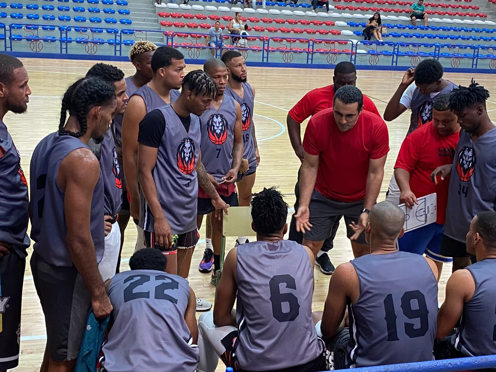 Leones de Santo Domingo confían en su talento joven en busca del tricampeonato Súper Liga LNB