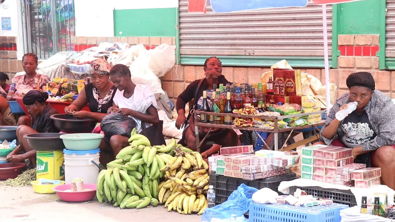 Haitianos se apoderan del sector comercial en la frontera; piden intervención de Abinader