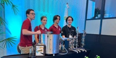 Estudiantes dominicanos crean máquina para convertir sargazo en combustible