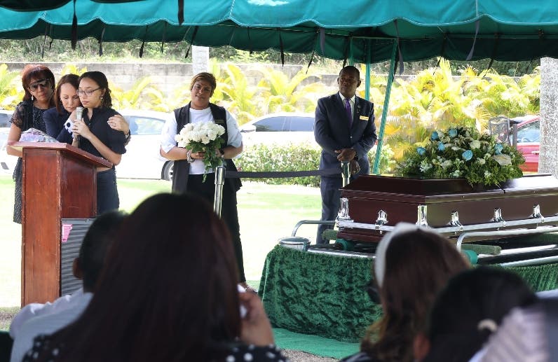 Familia y amigos dan último adiós a Leonora Ramírez
