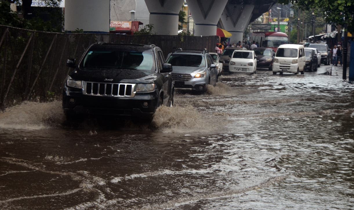 Lluvias por vaguada provocan caos en Gran Santo Domingo