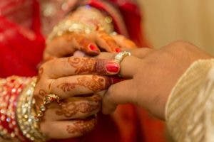 Muere el novio y la novia se encuentra grave tras consumir veneno en su boda en la India