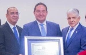 El Senado entrega reconocimiento UCE