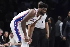 Joel Embiid fuera para el Juego 1 con esguince de rodilla