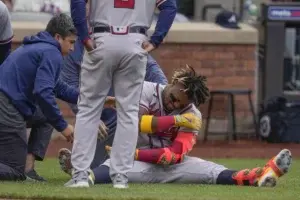 Ronald Acuña Jr abandonó partido tras doloroso pelotazo en el hombro izquierdo