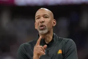 Bucks, Pistons, Raptors estarían interesados por Monty Williams, exentrenador de Suns