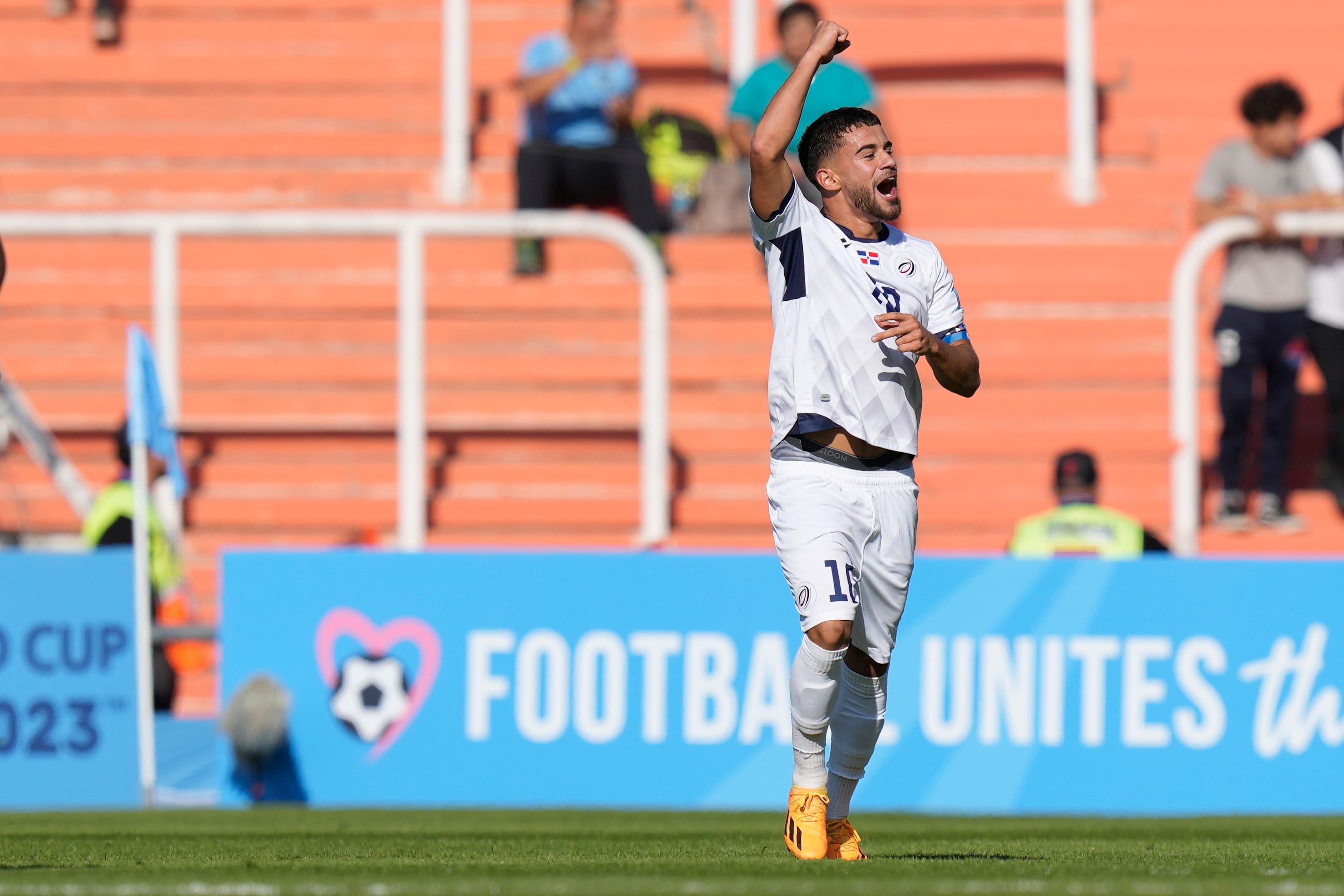 Edison Azcona marca el primer gol de RD en un Mundial de fútbol
