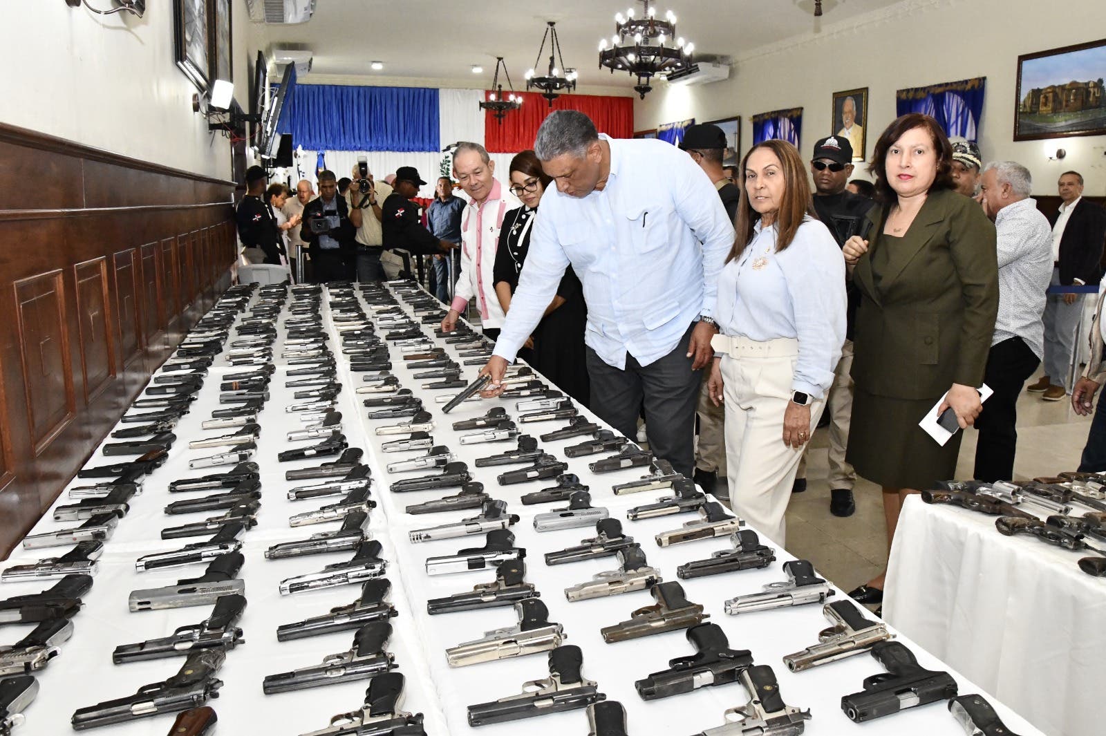 Ministerio Público entrega a Interior y Policía 719 armas decomisadas en provincia Duarte