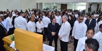 «En momentos como este, los dominicanos sabemos unirnos”: Abinader en velatorio madre de Abel
