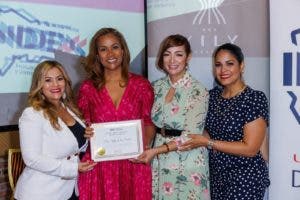 Doctora Yily de los Santos recibe reconocimiento en Nueva York durante disertación