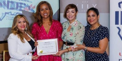 Doctora Yily de los Santos recibe reconocimiento en Nueva York durante disertación