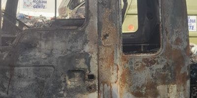 Desaprensivos incendian dos camiones compactadores del Ayuntamiento de Boca Chica