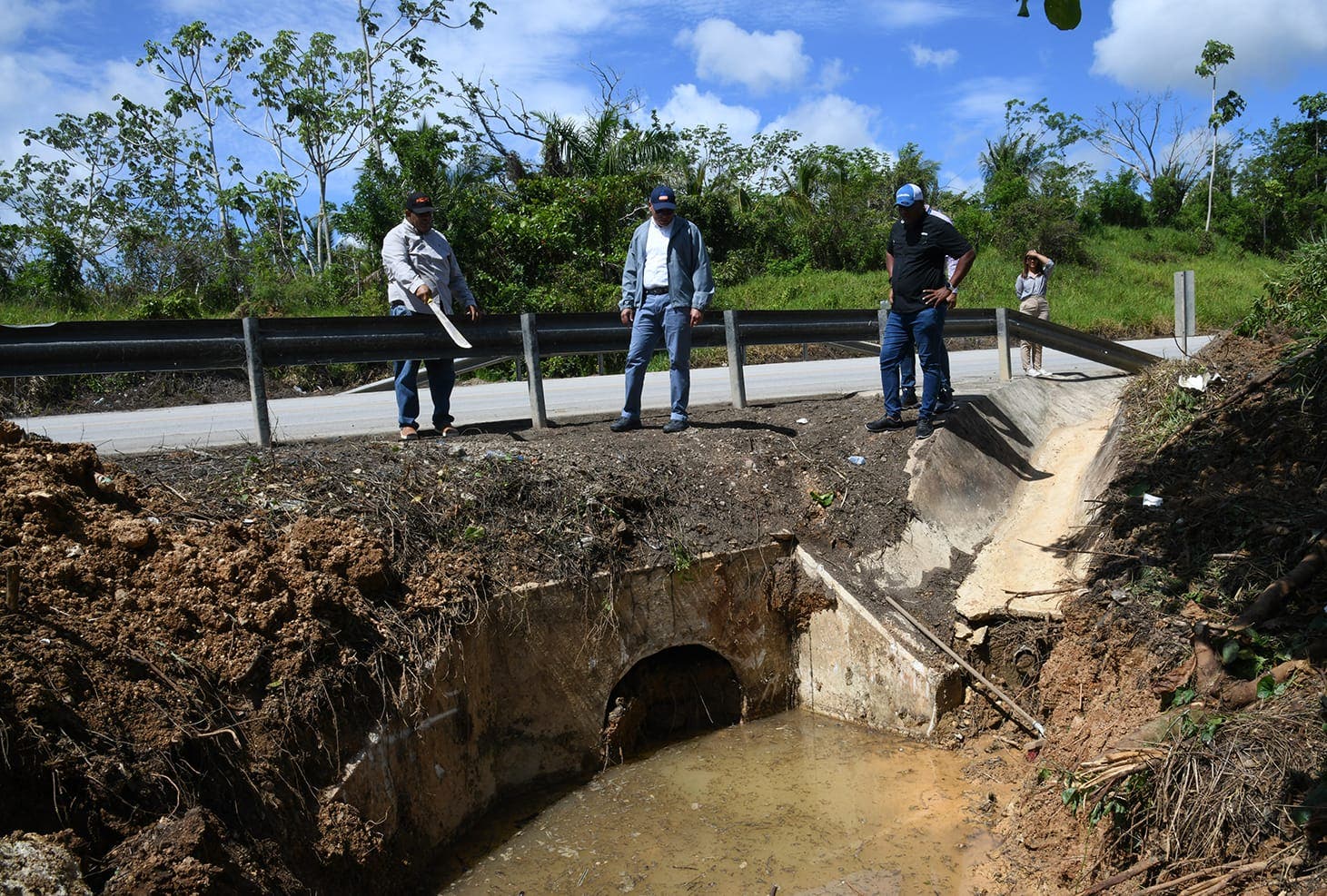 Obras Públicas trabaja en mantenimiento del sistema de drenaje carretera Uvero Alto-Miches