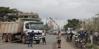 Avanzan trabajos tras camión derribar 23 postes del tendido eléctrico en SDE