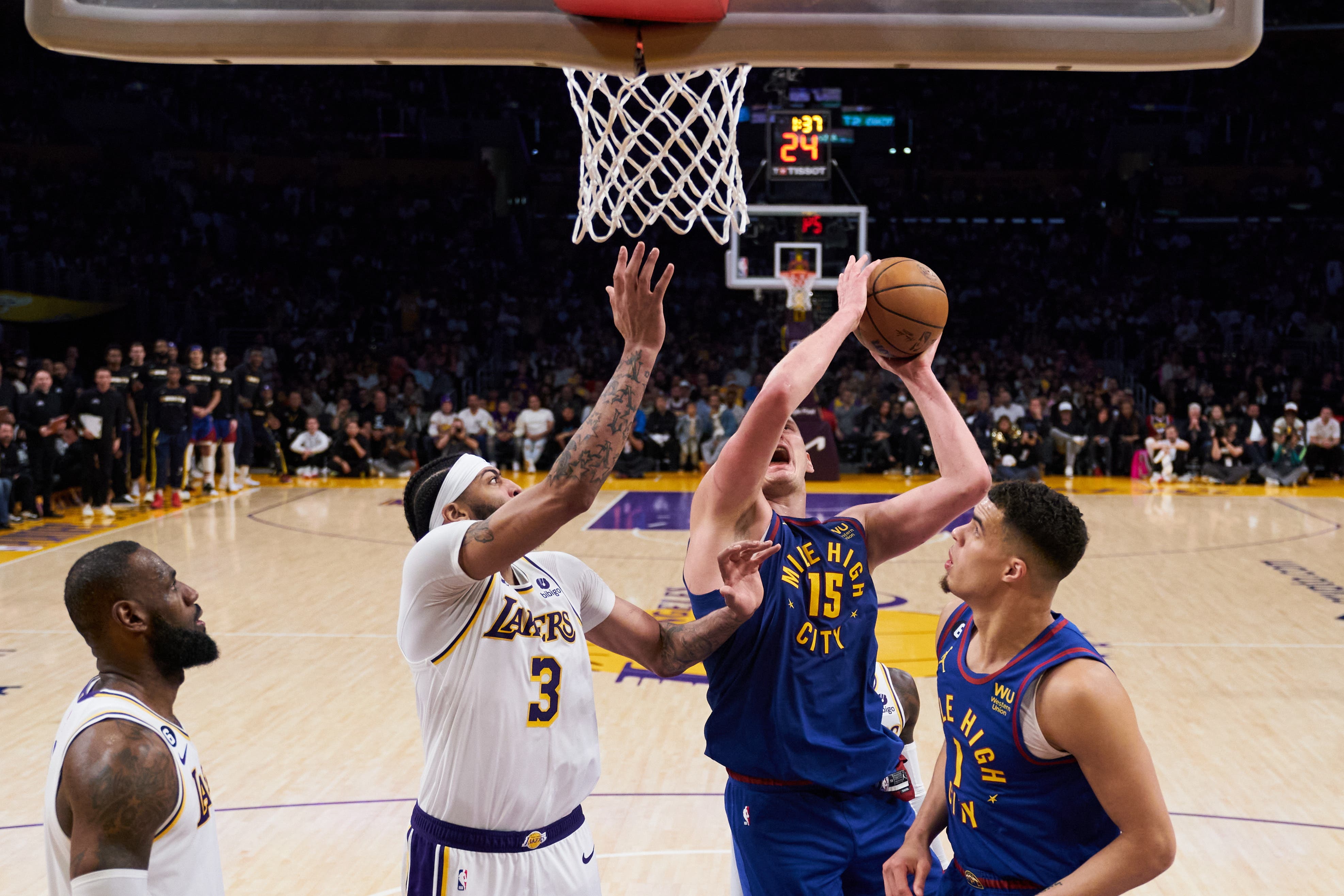 Los Nuggets colocan a los Lakers al borde del abismo